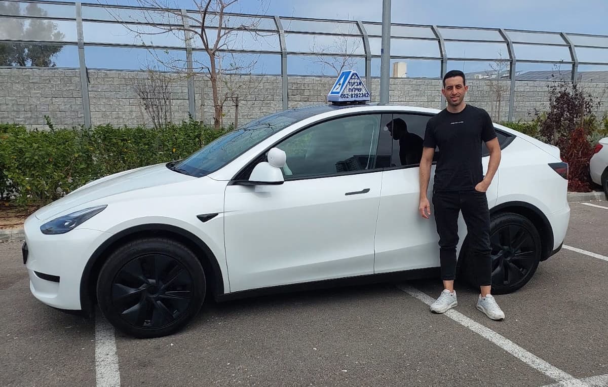 נהיגה ברכב טסלה מתקדם